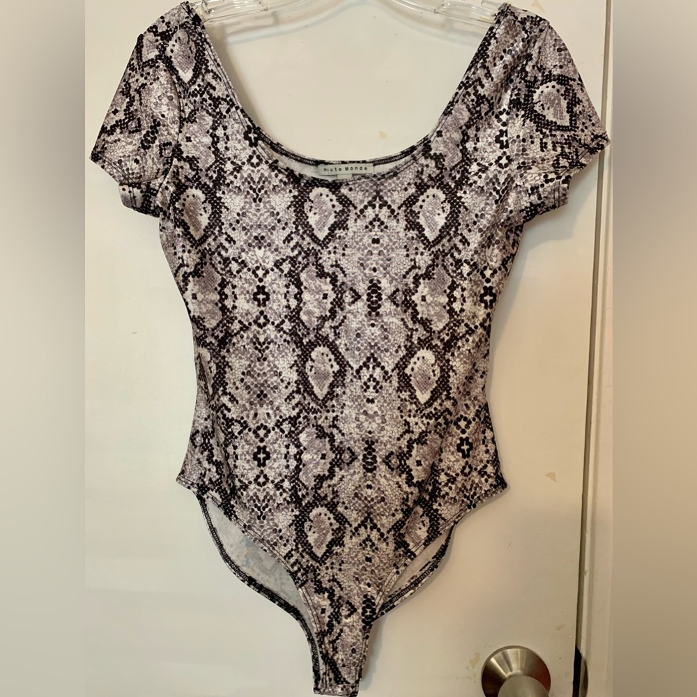 Haute Monde Women’s Gray Snakeskin Bodysuit Shortsleeved Top Sz M